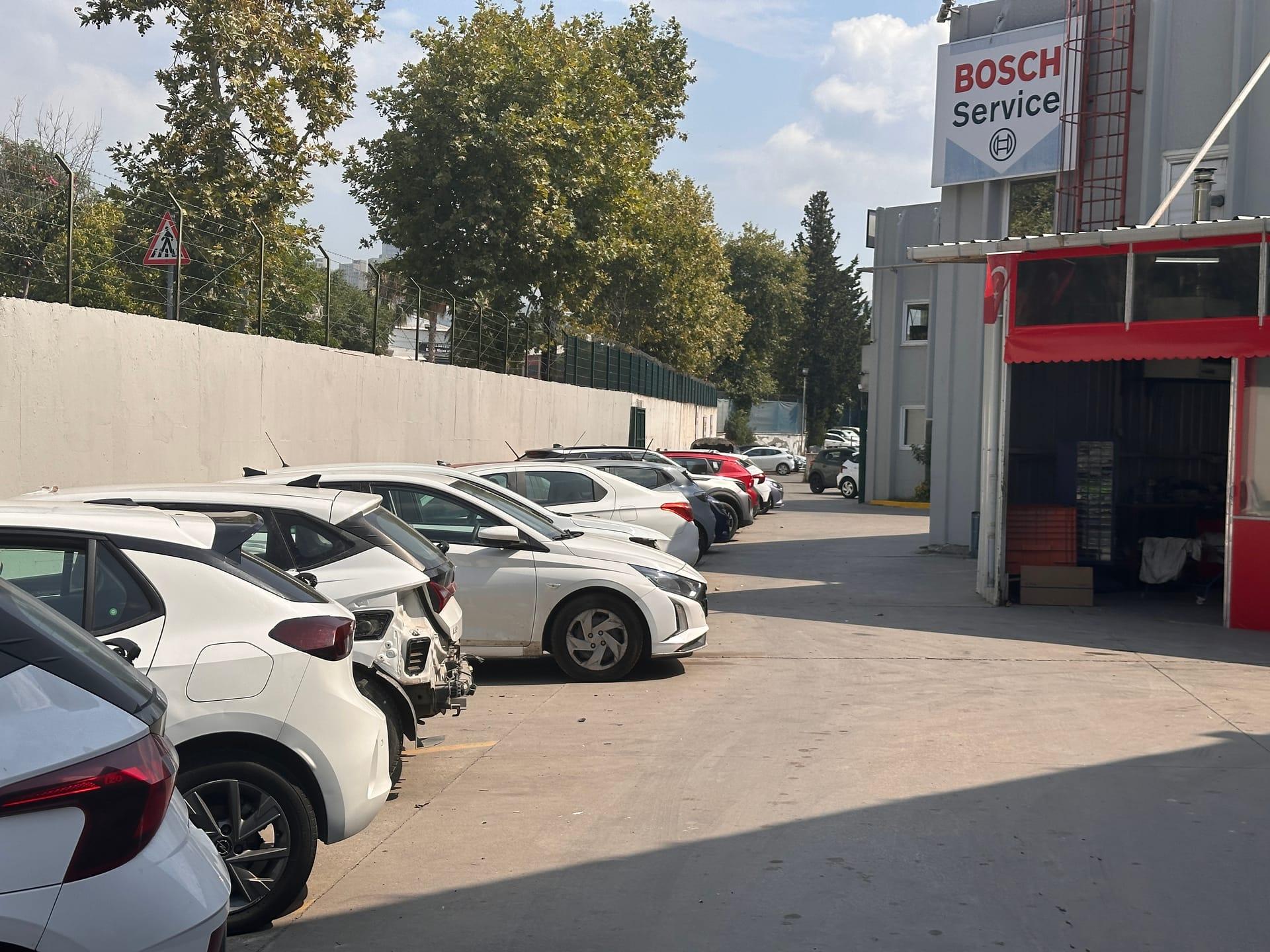 Tiktak Servis binası ve servis alanındaki araçlar