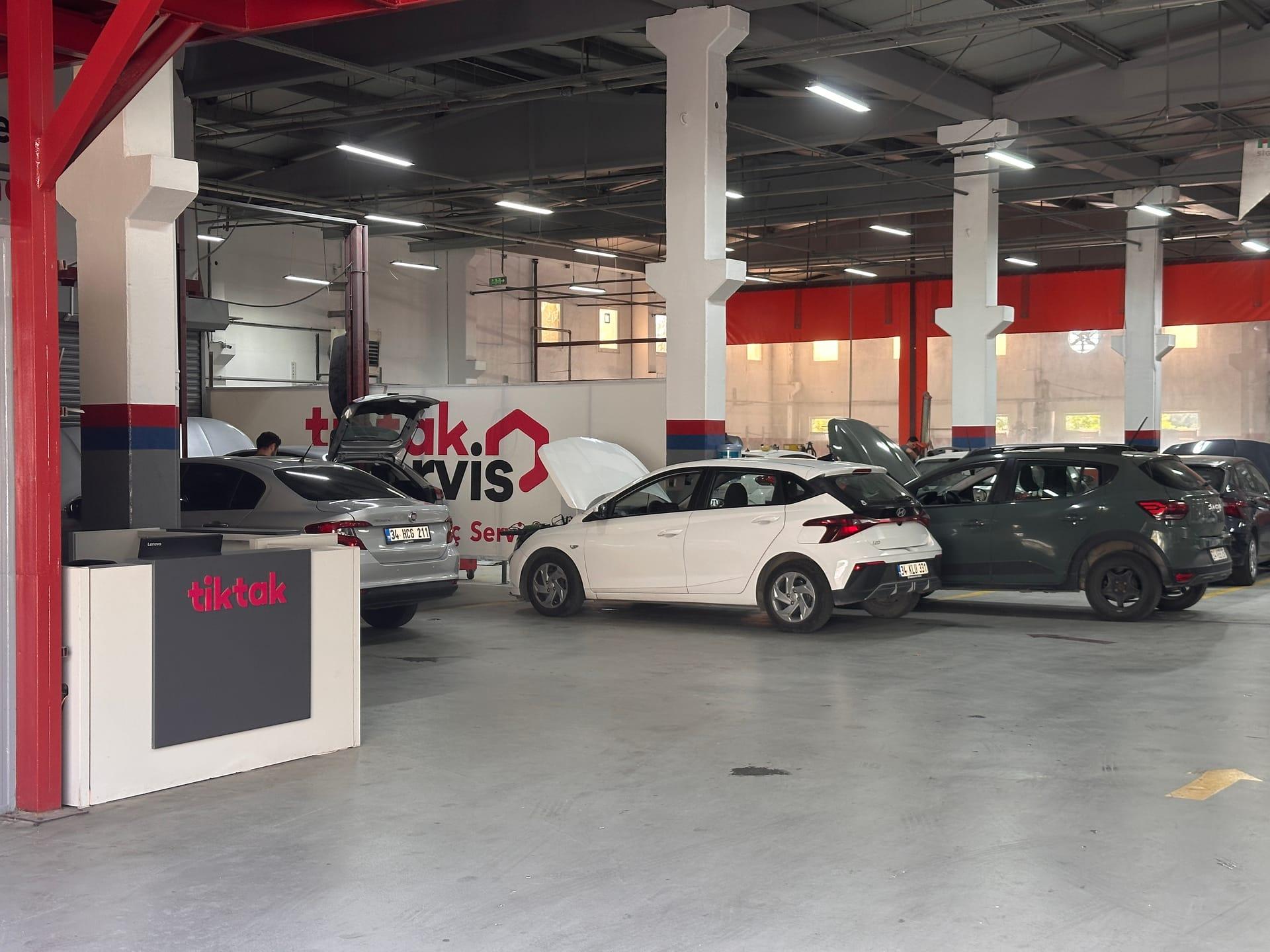 Tiktak Servis atölyesinde bakımdaki araçlar